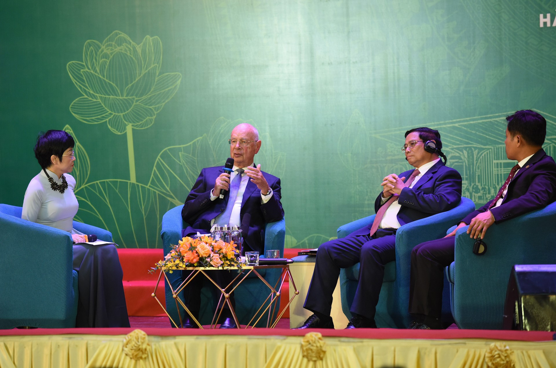 El ejecutivo del FEM responde a preguntas de los estudiantes. El ejecutivo del FEM responde a preguntas de los estudiantes.