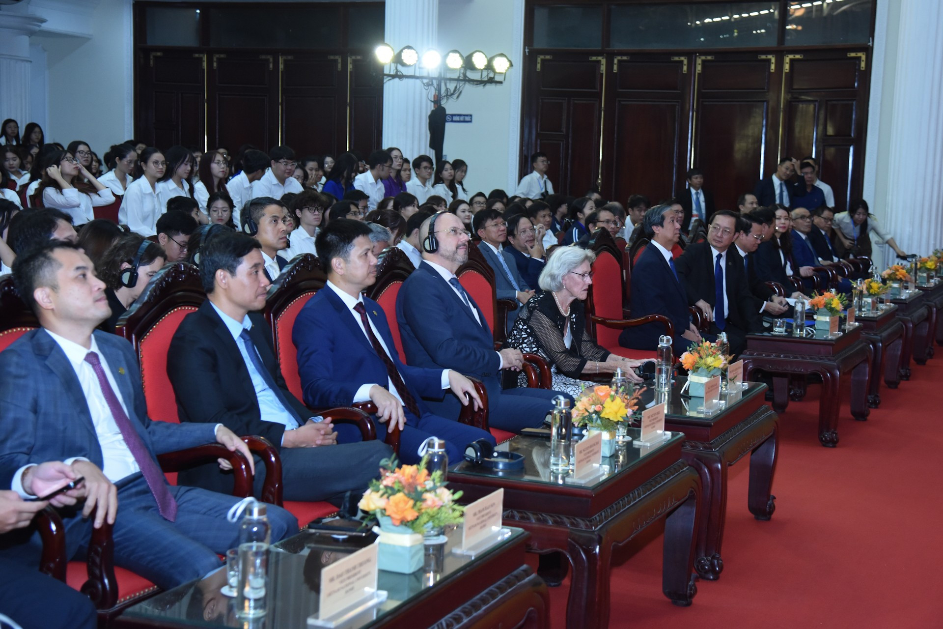 Delegados al simposio. Delegados al simposio.