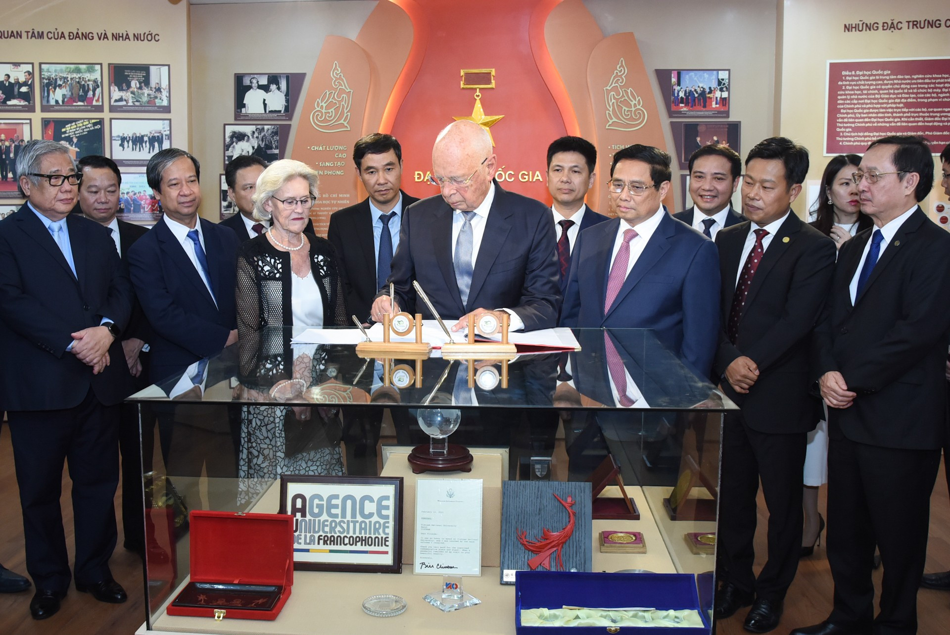 El profesor Klaus Schwab escribe en el libro de visitas de la Universidad Nacional de Hanói. El profesor Klaus Schwab escribe en el libro de visitas de la Universidad Nacional de Hanói.