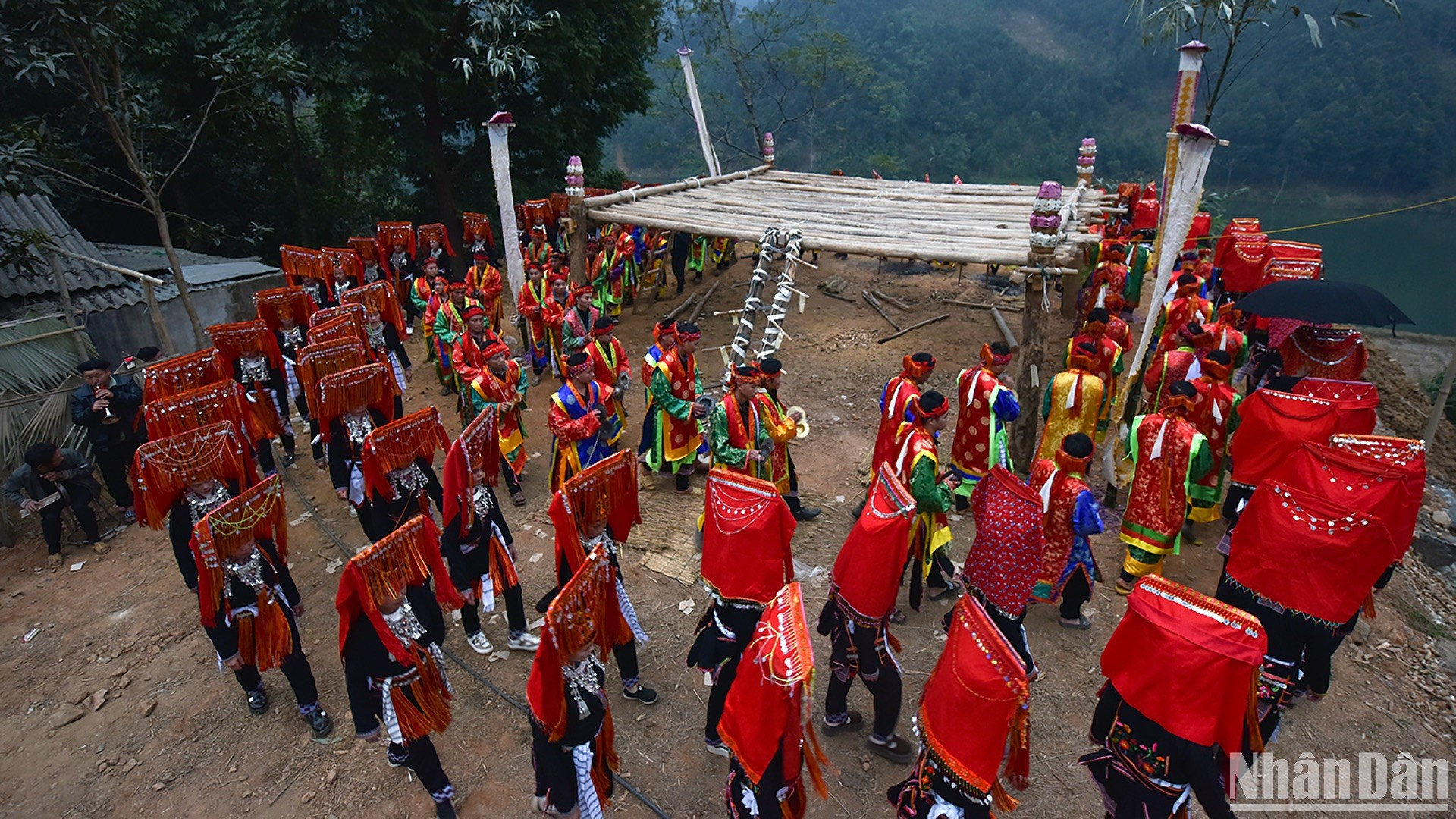 A principios de este año, se celebra por primera vez el "cap sac" de 12 velas para 62 parejas en la aldea de Khe Hop, comuna de Mo Vang, como representación de la unidad y la conciencia sobre la conservación de la cultura comunitaria. A principios de este año, se celebra por primera vez el "cap sac" de 12 velas para 62 parejas en la aldea de Khe Hop, comuna de Mo Vang, como representación de la unidad y la conciencia sobre la conservación de la cultura comunitaria.