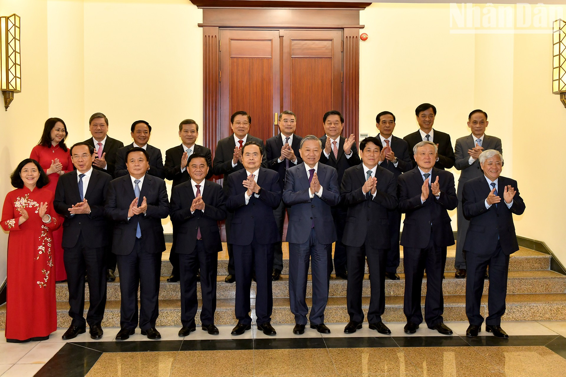 Dirigentes del Partido y del Estado en la ceremonia, efectuada en la sede del Comité Central del PCV, en Hanói. Dirigentes del Partido y del Estado en la ceremonia, efectuada en la sede del Comité Central del PCV, en Hanói.
