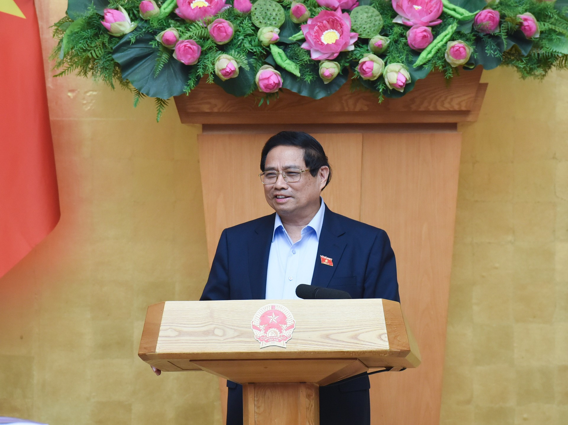 El primer ministro Pham Minh Chinh conduce la reunión.