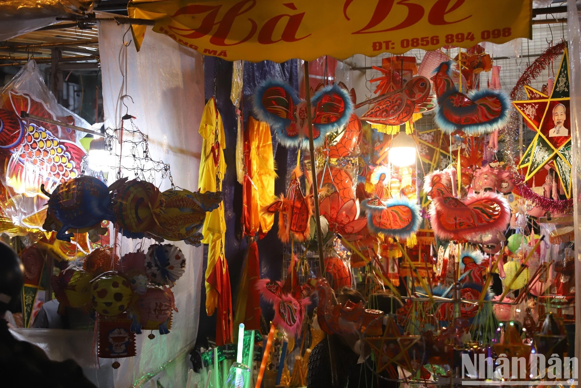 Al anochecer, Hang Ma queda iluminada por miles de linternas y otros objetos típicos del festejo. Al anochecer, Hang Ma queda iluminada por miles de linternas y otros objetos típicos del festejo.