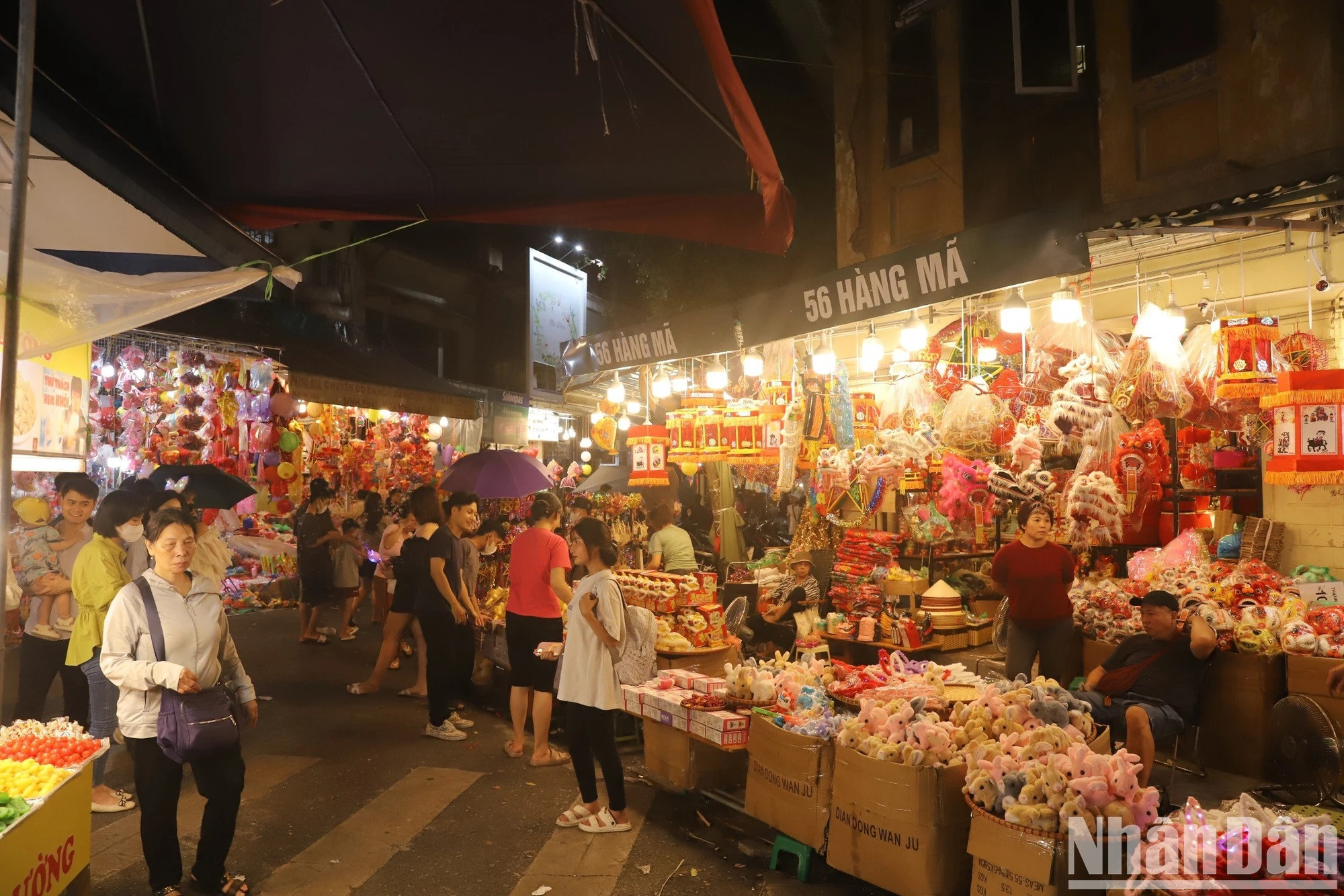 La calle de Hang Ma se torna bulliciosa cada vez que llega una festividad de gran envergadura como esta. La calle de Hang Ma se torna bulliciosa cada vez que llega una festividad de gran envergadura como esta.