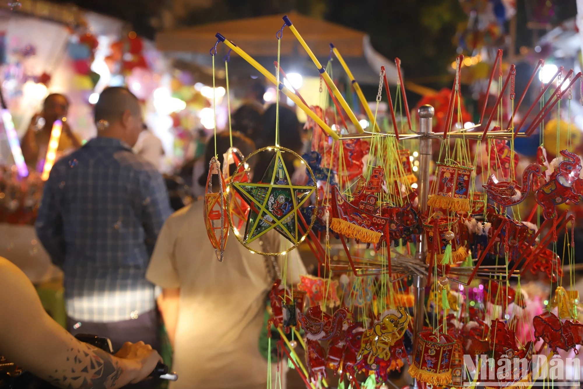 Hang Ma es famosa por sus tiendas de ornamentos y artículos festivos. Se hallan a la venta allí una amplia gama de juguetes tradicionales en ocasión de este Festival del Medio Otoño. Hang Ma es famosa por sus tiendas de ornamentos y artículos festivos. Se hallan a la venta allí una amplia gama de juguetes tradicionales en ocasión de este Festival del Medio Otoño.