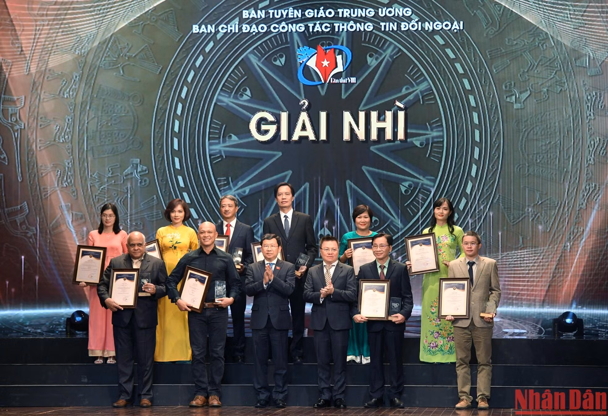 Le Quoc Minh, presidente-editor de Nhan Dan y titular de la Asociación de Periodistas de Vietnam, y Vu Hai Ha, jefe de la Comisión de Relaciones Exteriores de la Asamblea Nacional, otorgan el Segundo premio.