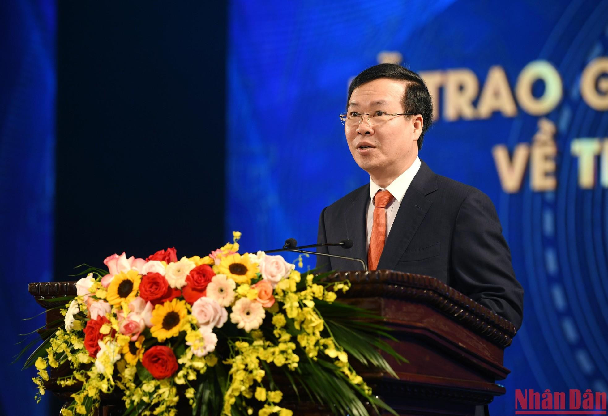 El miembro permanente del Secretariado del CC reconoce los esfuerzos y la responsabilidad del Consejo y el Comité organizador de los Premios, así como el periódico Nhan Dan, el órgano anfitrión de esta edición. Felicita a los autores laureados y otros colectivos y particulares contribuyentes al éxito del galardón.