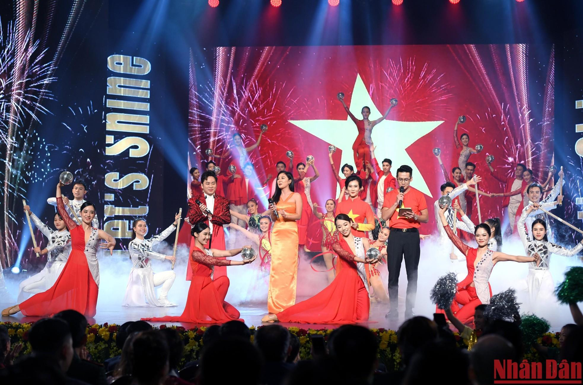 En el acto también es honrada la ‘Comunidad de aficionados vietnamitas en los SEA Games 31’, la fuerza con gran contribución al éxito de esa magna cita deportivo regional organizada en Vietnam.