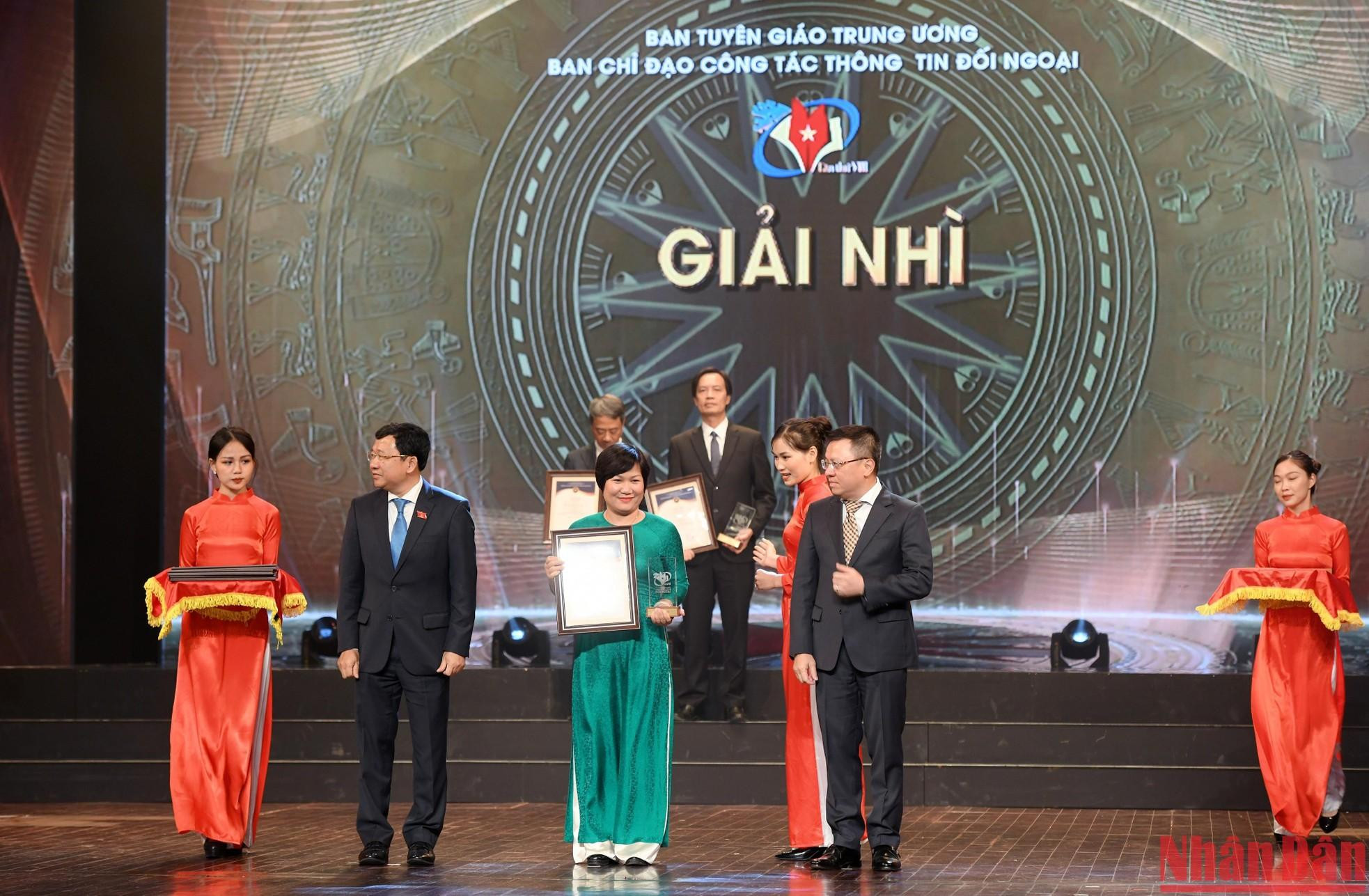 Una representante del grupo de autores de Nhan Dan distinguido con el Segundo premio.