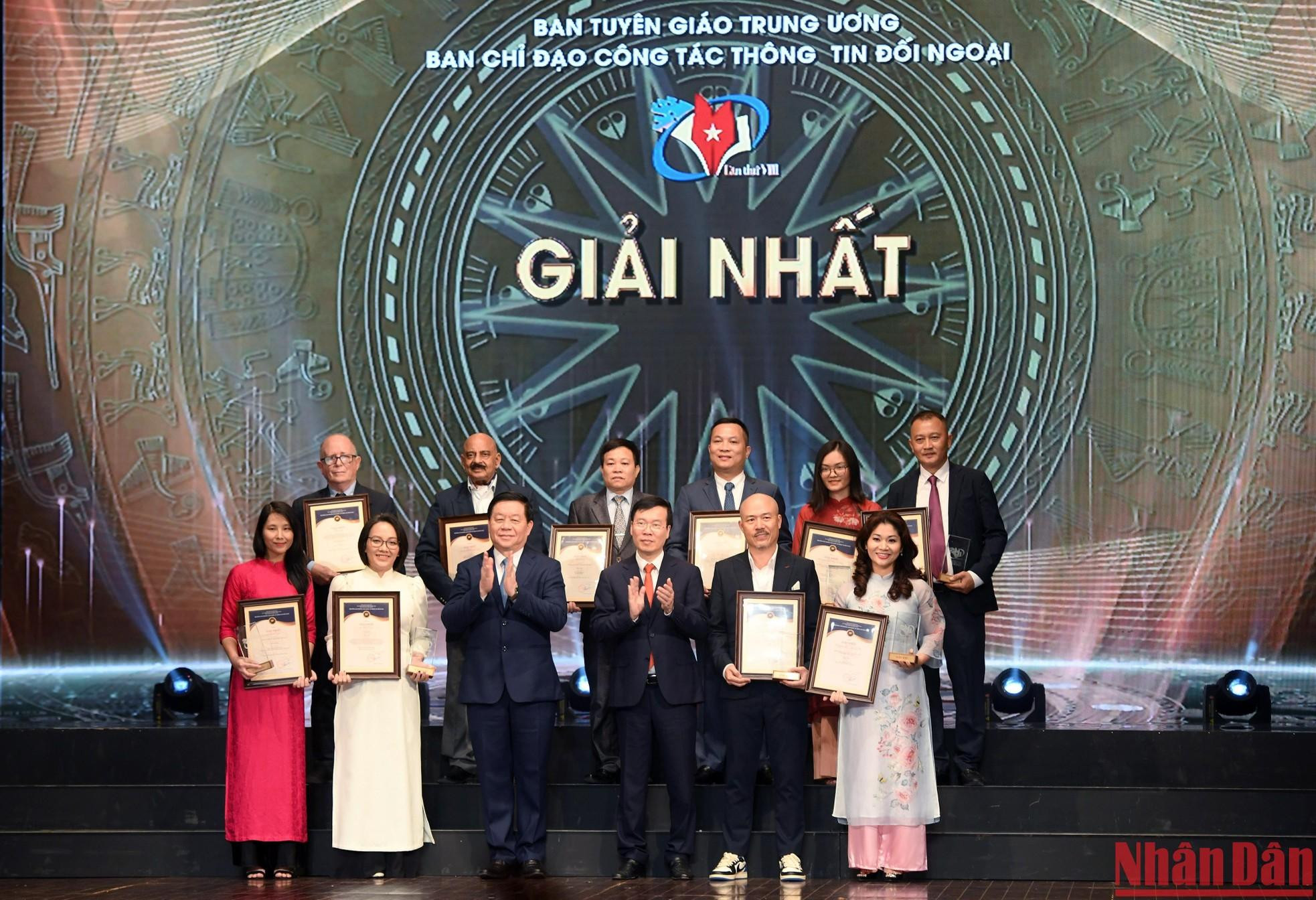 Vo Van Thuong y Nguyen Trong Nghia entregan el Primer premio a los merecedores.