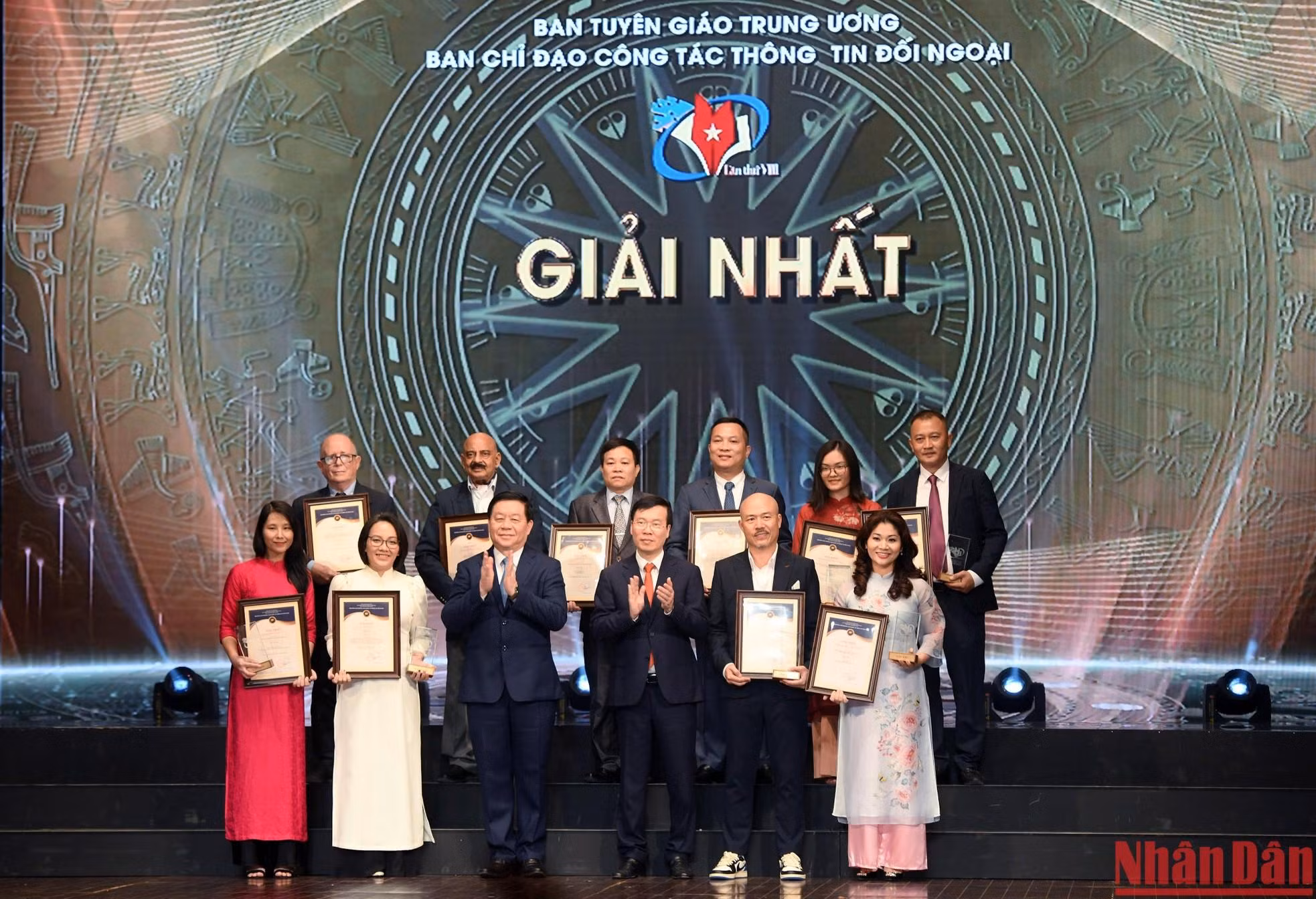 Vo Van Thuong y Nguyen Trong Nghia entregan el Primer premio a los merecedores.