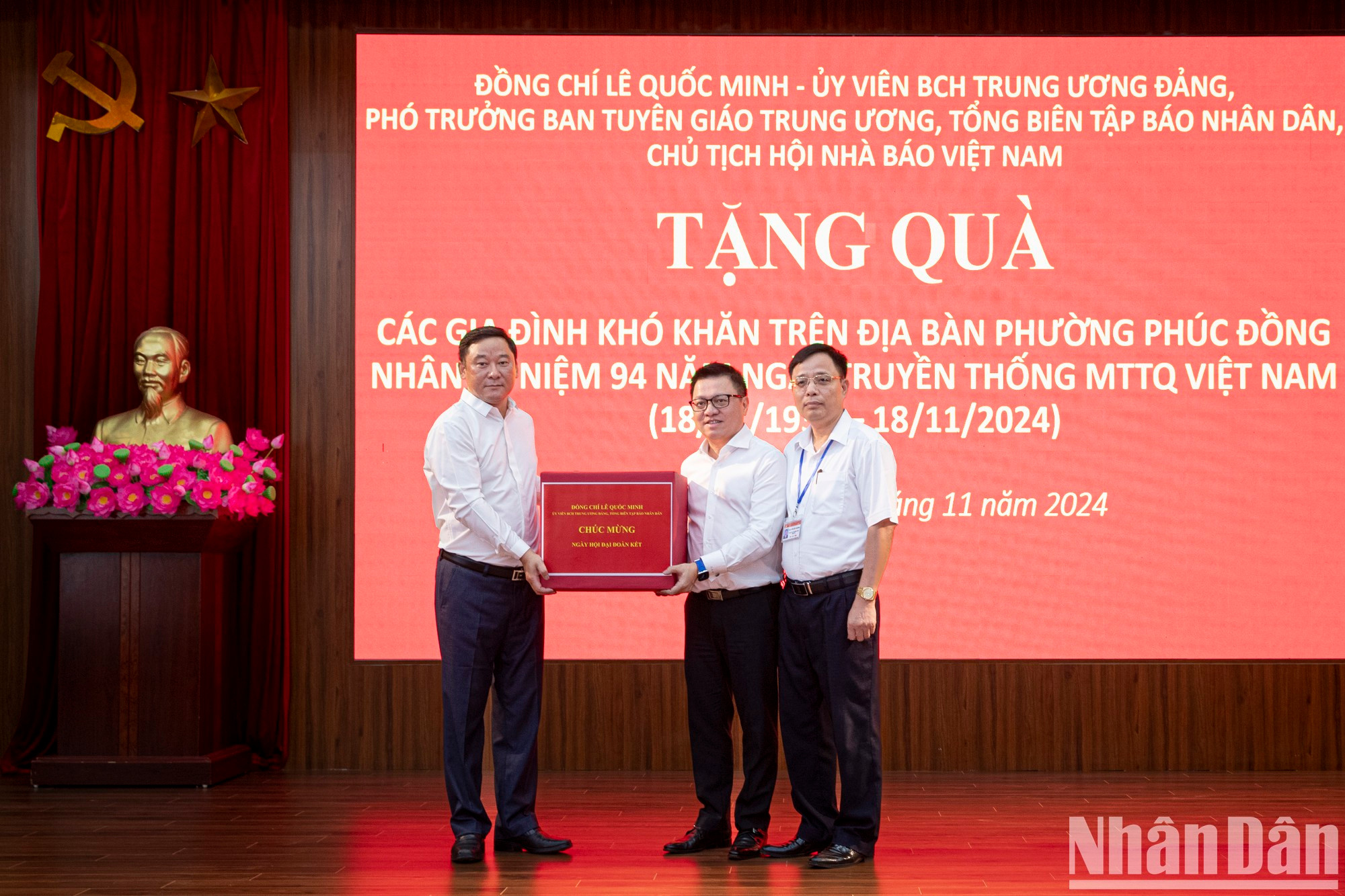 El dirigente de Nhan Dan entrega un paquete de ayuda al barrio de Phuc Dong.