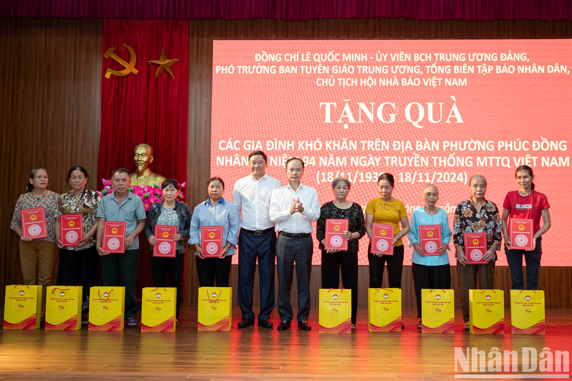 Entrega de ayudas por parte de las autoridades del barrio de Phuc Dong a los hogares necesitados.