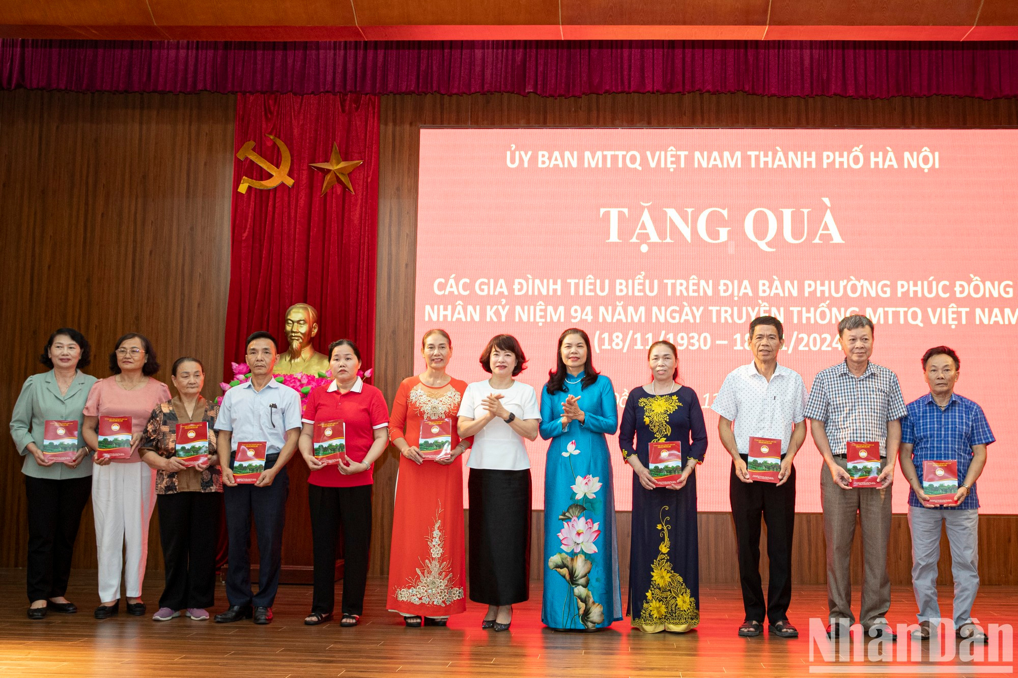 La compañera Dang Thi Phuong Hoa otorga ayudas a residentes en situación difícil.