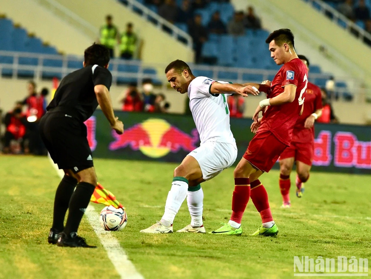 Los iraquíes no tardan mucho en dominar la cancha gracias a su superioridad física y mejor control del balón.