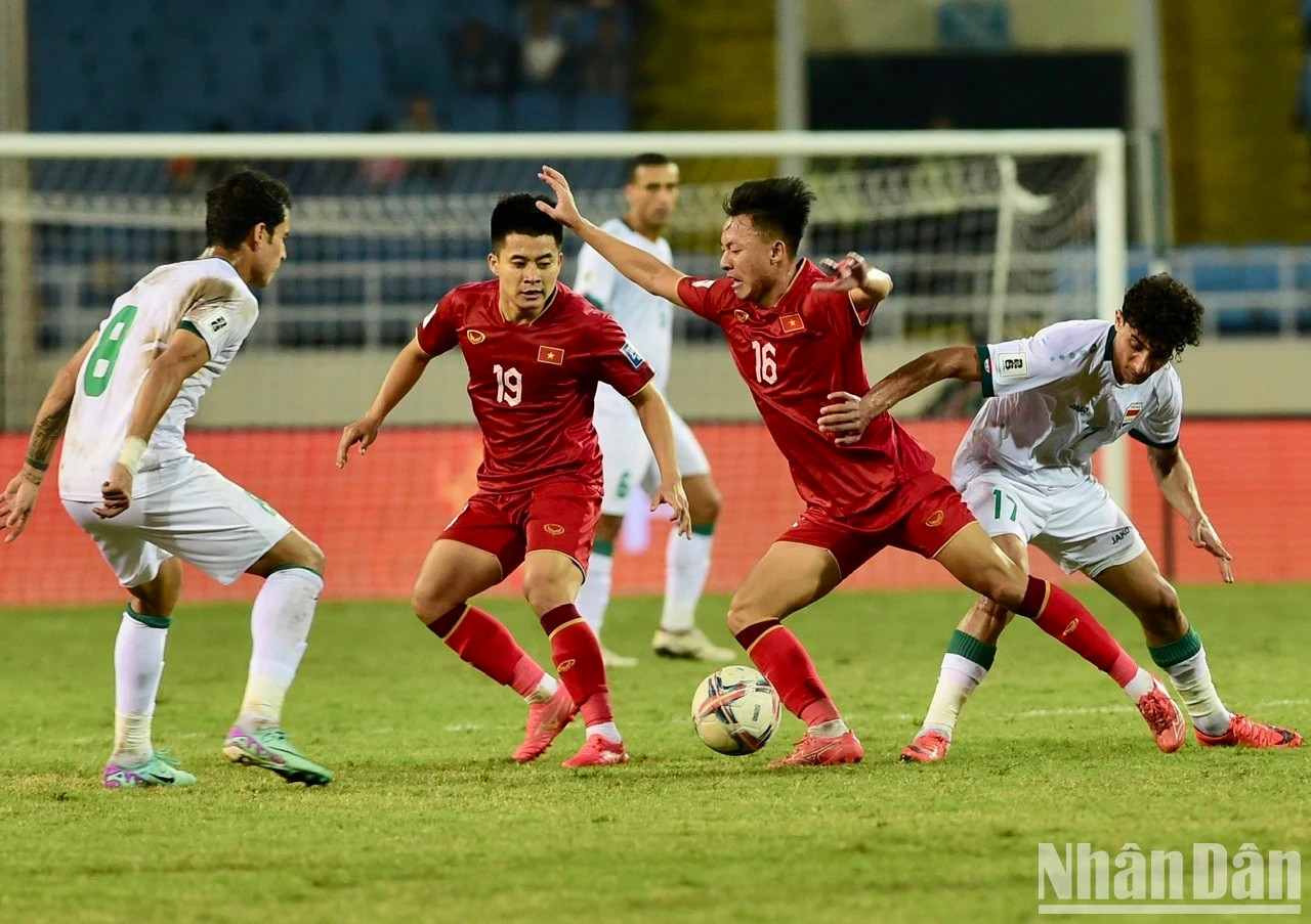 Durante los primeros 15 minutos de la segunda mitad, Troussier, el entrenador del once indochino, hace cuatro cambios. Los recién entrados son jóvenes talentos del fútbol vietnamita.