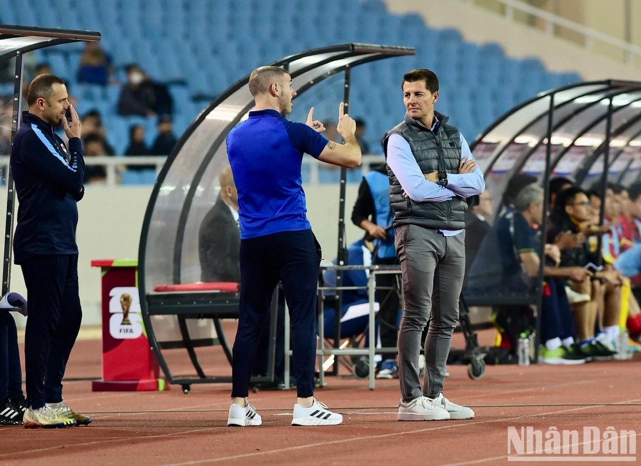 El cuerpo técnico de Iraq imparte instrucciones a sus jugadores.