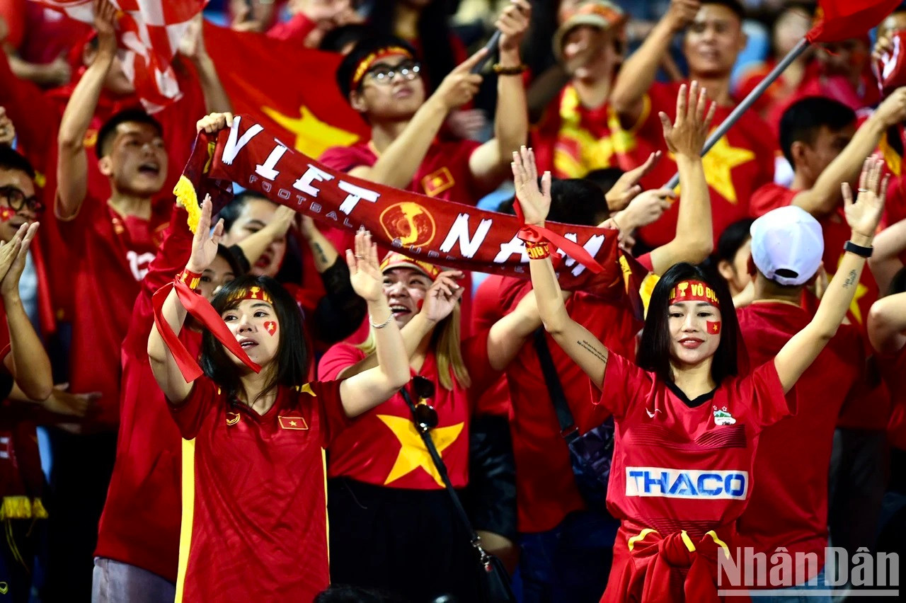 El rojo impera en las gradas del estadio nacional de My Dinh (Vietnam).