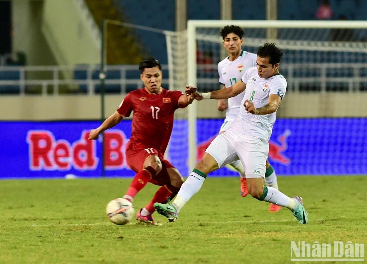 A los locales les cuesta mantener la línea defensiva.