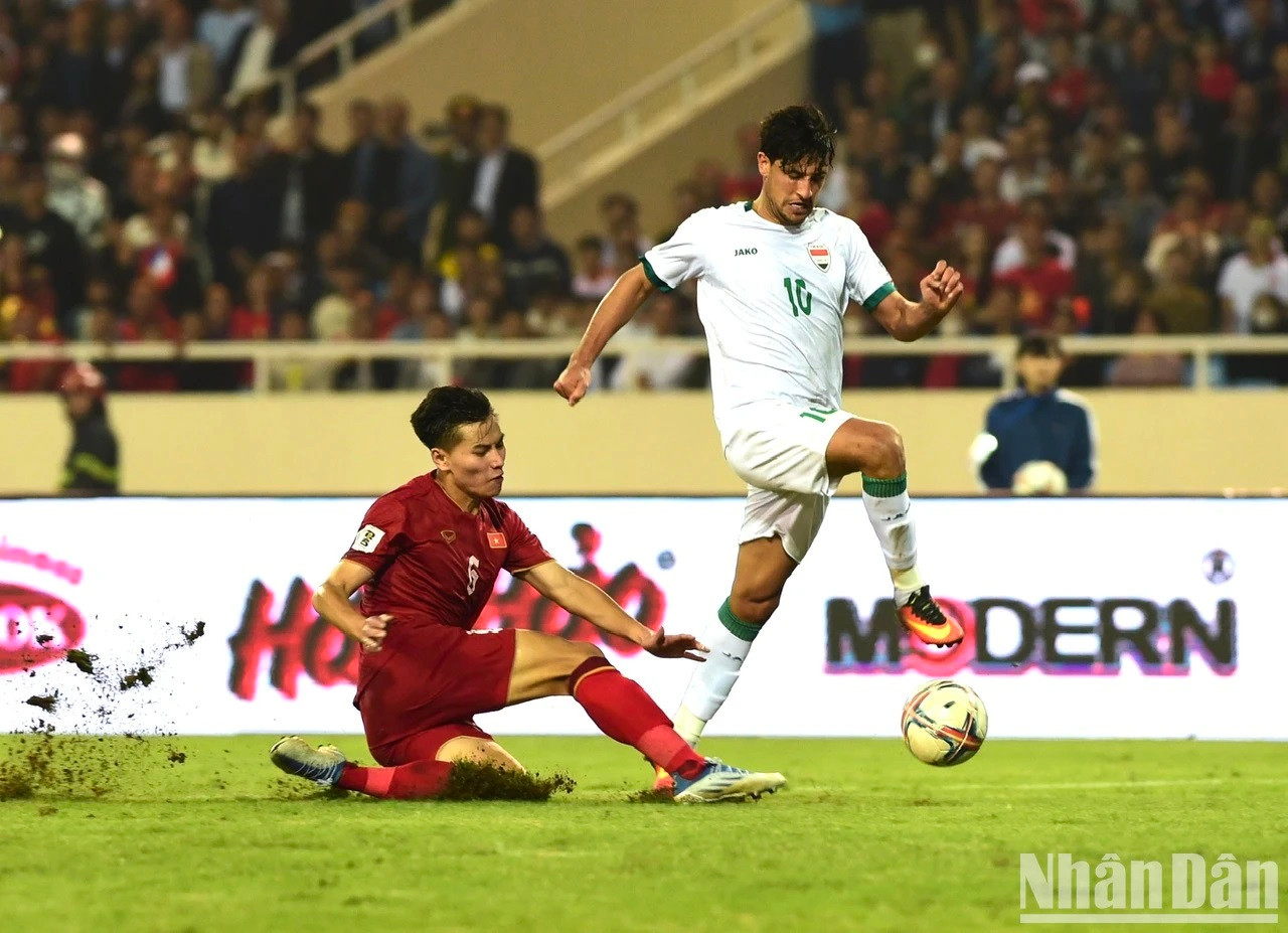 Los locales adelantan las líneas, lo que dificulta el ataque de sus rivales.