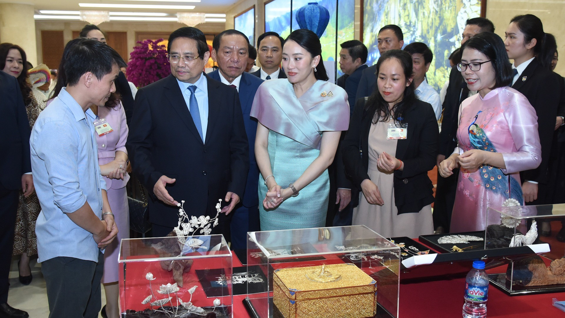 Los dos jefes de Gobierno escuchan sobre productos de artesanía y bellas artes representativos de la cultura vietnamita. Los dos jefes de Gobierno escuchan sobre productos de artesanía y bellas artes representativos de la cultura vietnamita.