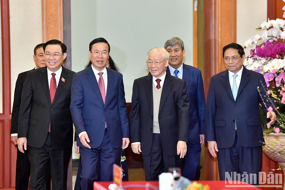 Phu Trong junto con dirigentes del Partido y del Estado en el evento.