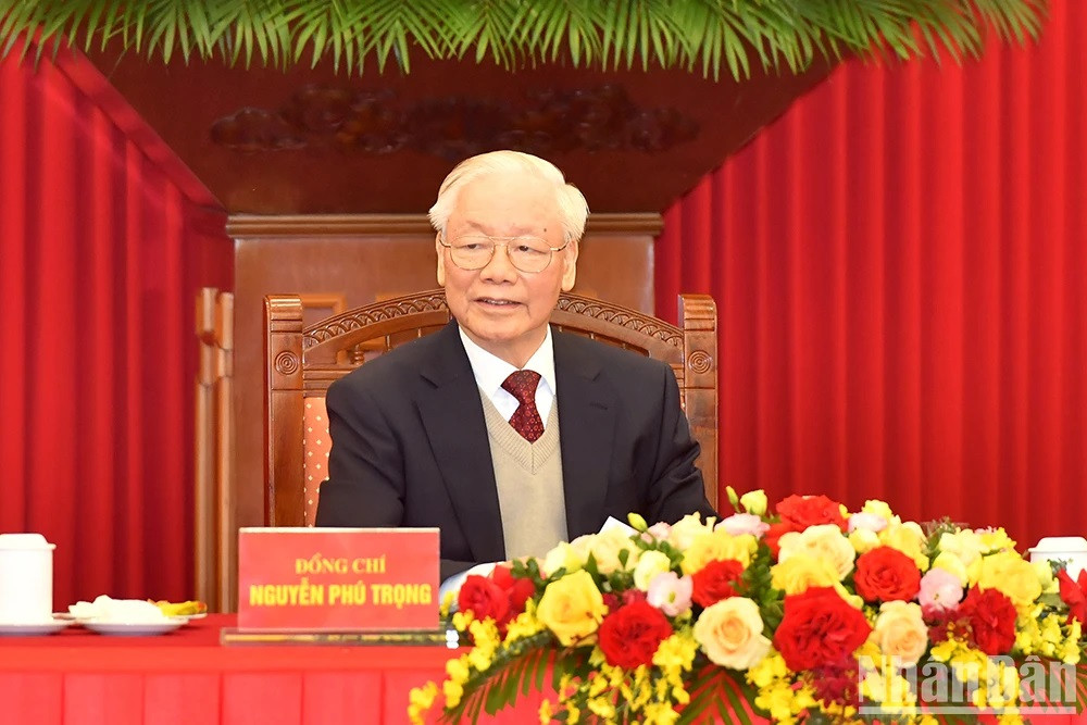 El secretario general del PCV, Nguyen Phu Trong, preside la reunión.