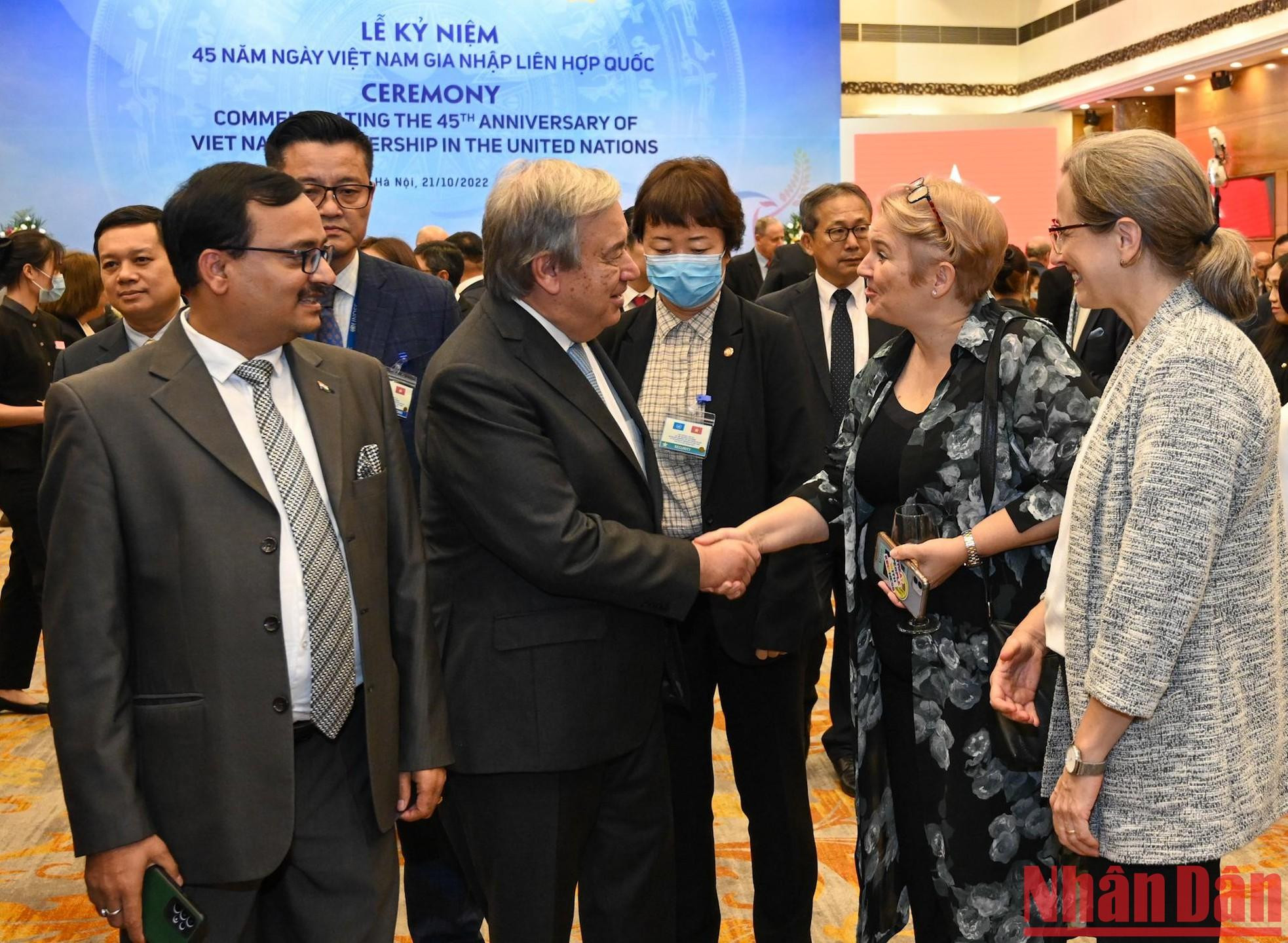 El secretario general de las Naciones Unidas saluda a otros participantes. El secretario general de las Naciones Unidas saluda a otros participantes.