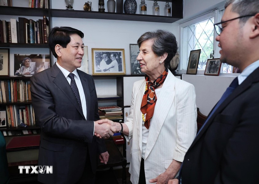 El presidente de Vietnam, Luong Cuong, y la senadora Isabel Allende, hija del presidente Salvador Allende. El presidente de Vietnam, Luong Cuong, y la senadora Isabel Allende, hija del presidente Salvador Allende.