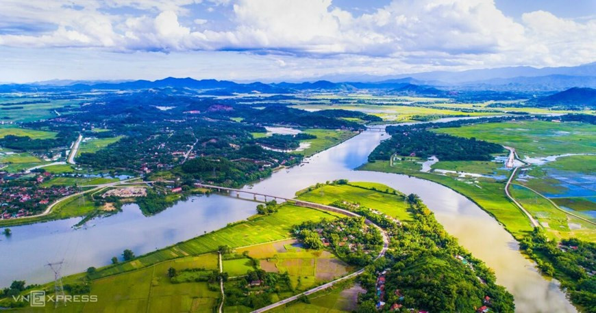 El muelle de Tam Sao no es solo un destino turístico atractivo de la provincia de Ha Tinh, sino también un sitio para intercambiar bienes por vía fluvial entre las localidades. El muelle de Tam Sao no es solo un destino turístico atractivo de la provincia de Ha Tinh, sino también un sitio para intercambiar bienes por vía fluvial entre las localidades.