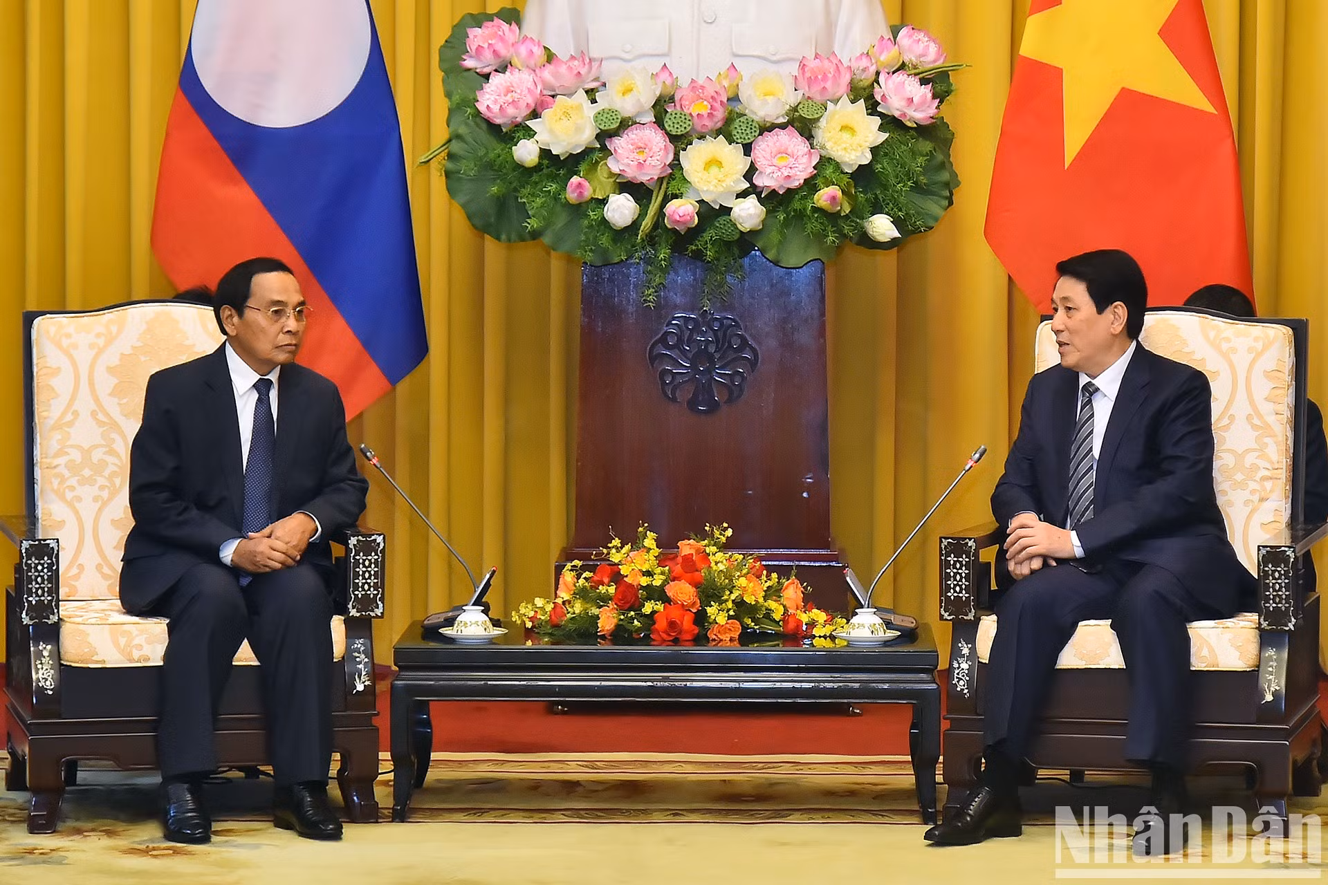 Escena de la reunión. Escena de la reunión.