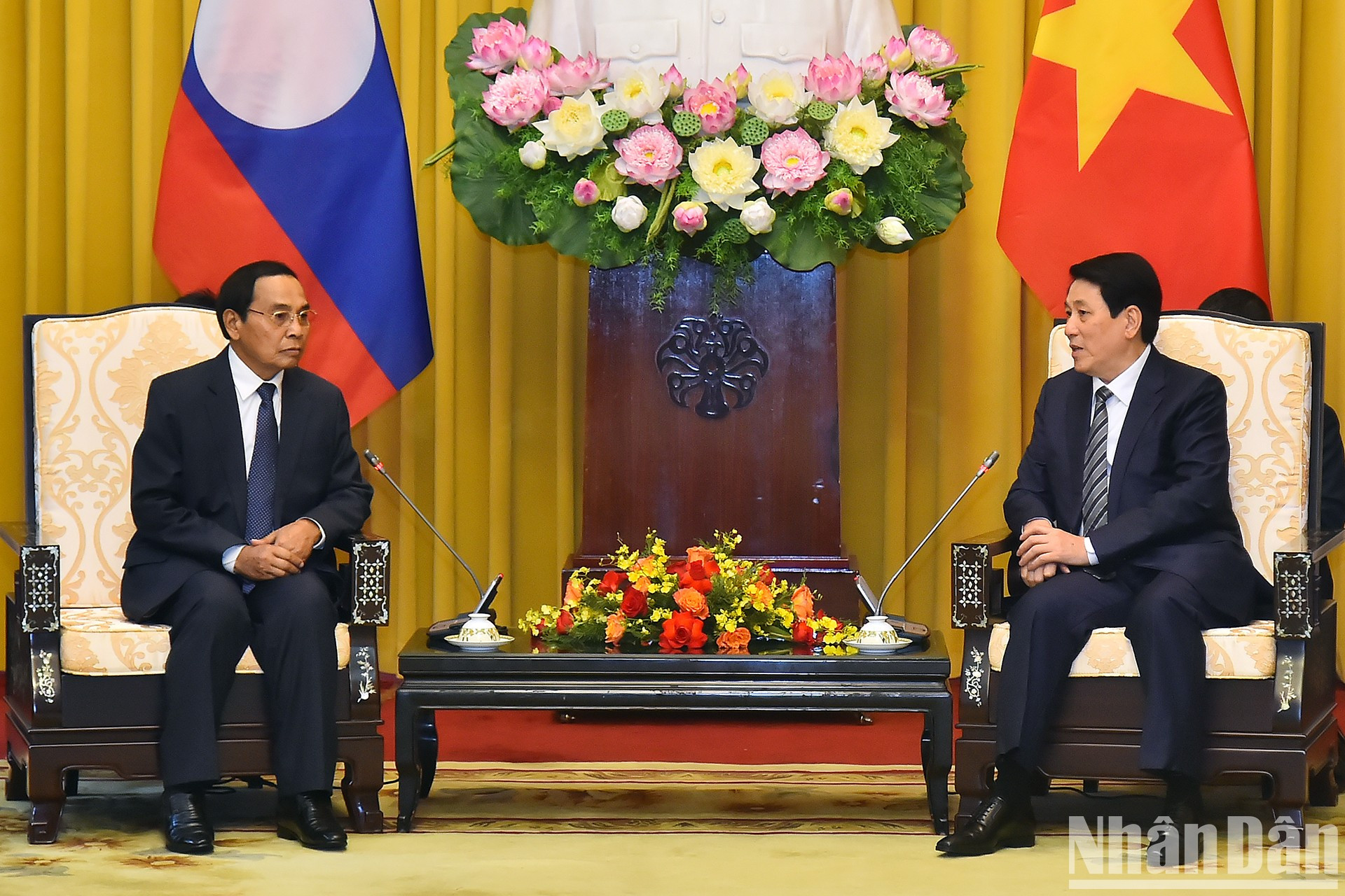 Escena de la reunión. Escena de la reunión.