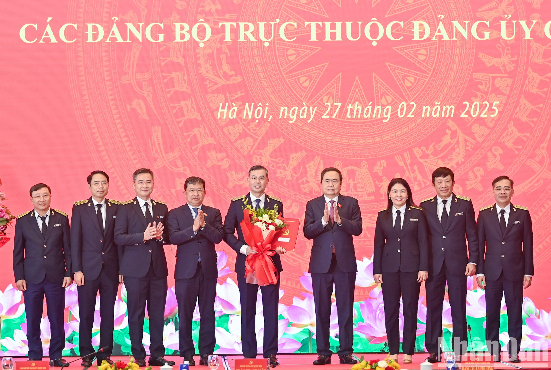 El presidente de la ANV y secretario del Comité del Partido en esa entidad, Tran Thanh Man, entrega la decisión a representantes de la instancia del Partido en la Auditoría Estatal. El presidente de la ANV y secretario del Comité del Partido en esa entidad, Tran Thanh Man, entrega la decisión a representantes de la instancia del Partido en la Auditoría Estatal.