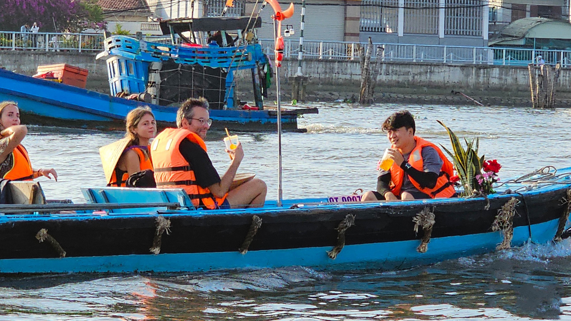 Desde las primeras horas del día, numerosos grupos de turistas internacionales eligen recorrer este peculiar lugar de compraventa.