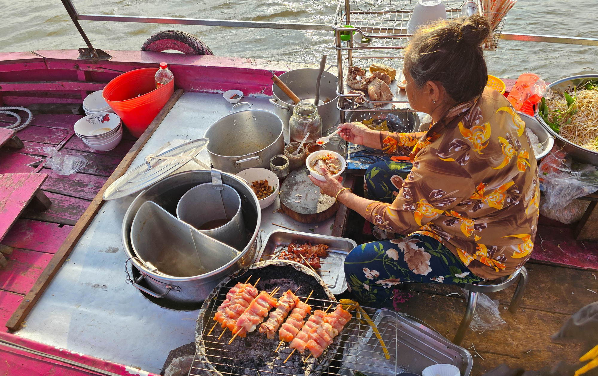Barcos llenos de especialidades locales esperan a clientes.