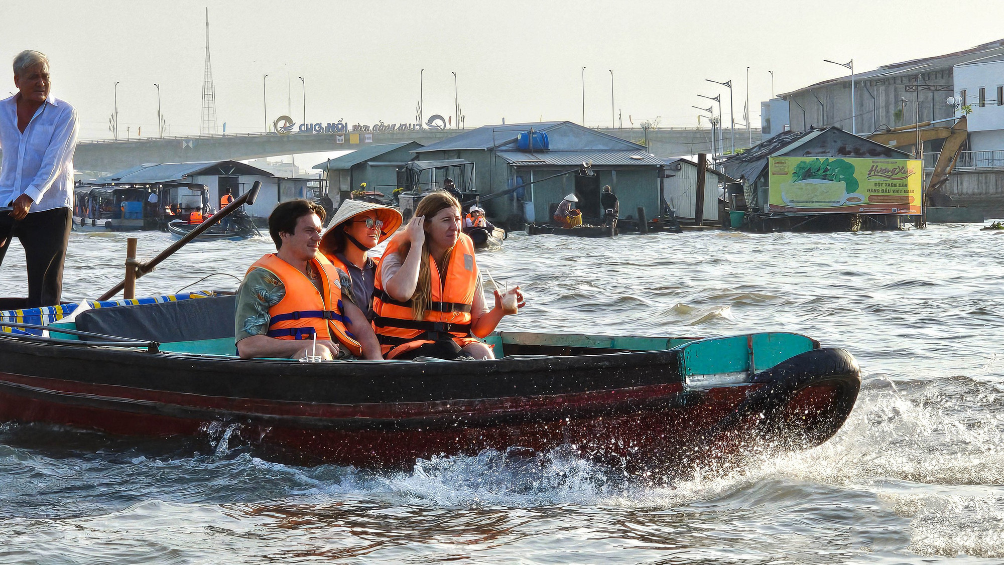 Tras la temporada alta del Año Nuevo Lunar, el mercado flotante de Cai Rang sigue generando una gran afluencia de visitantes, sobre todo internacionales.