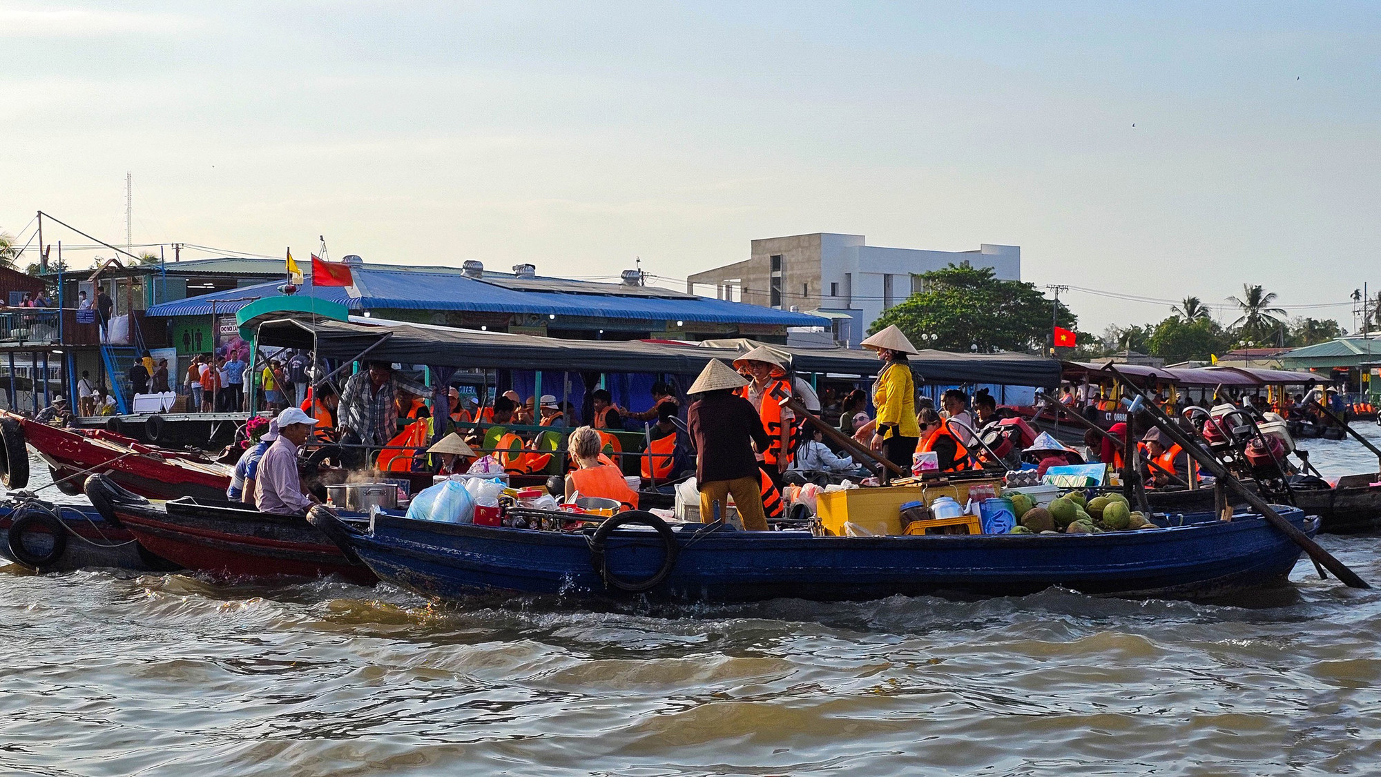 Situado en el río homónimo, el mercado flotante de Cai Rang es conocido desde hace tiempo como un destino único del Delta del río Mekong en Vietnam, particularmente la ciudad de Can Tho.