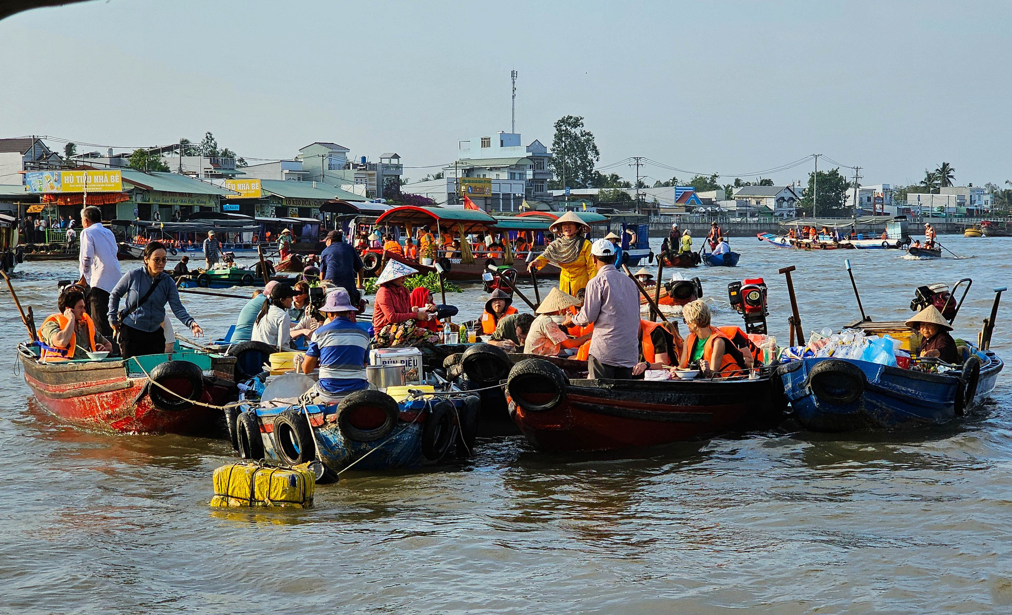 El mercado abre tempranísimo, normalmente desde madrugada hasta las 8 o 9 de la mañana. Según los investigadores de cultura, ese modelo de mercado es típico de la región deltaica meridional del país indochino y también da renombre a la cultura de las zonas fluviales autóctonas.