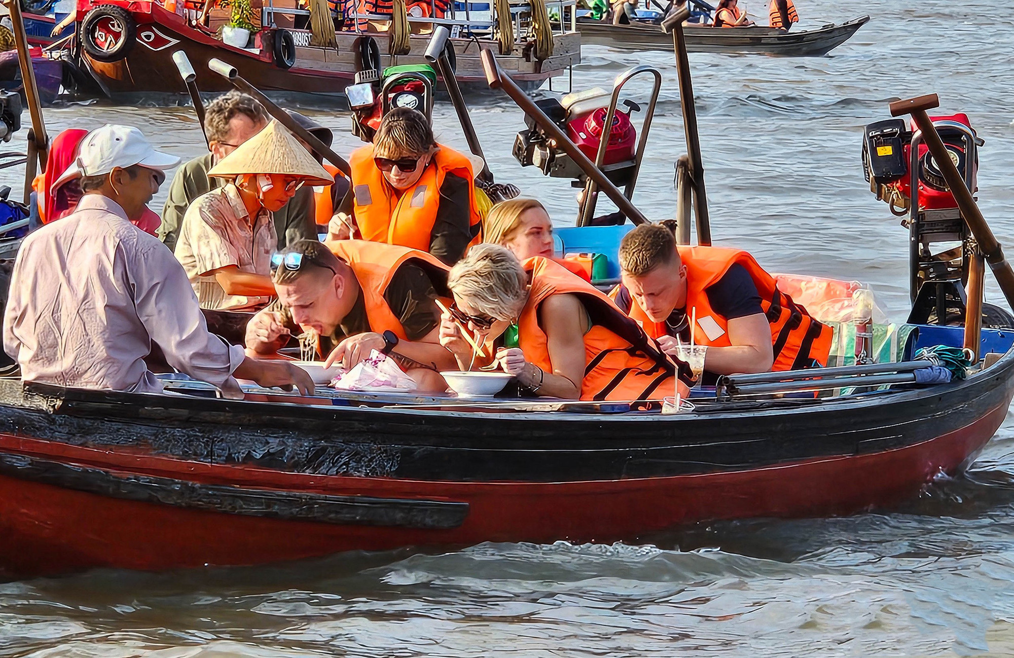 Después de un recorrido por el mercado, los botes se amarran para que los viajeros exploren la gastronomía local.