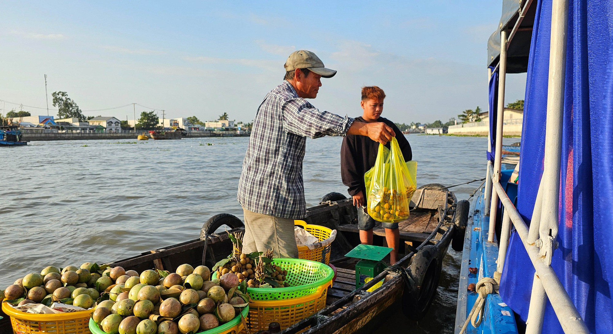 Todas las actividades de compraventa se realizan sobre aguas.