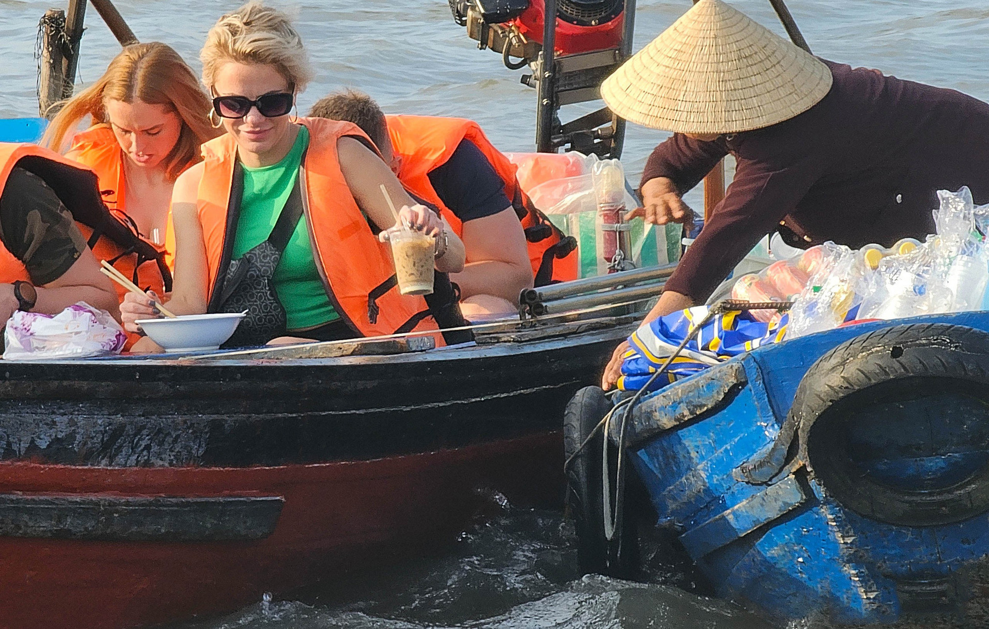 Los turistas internacionales quedan fascinados desayunando sobre aguas.