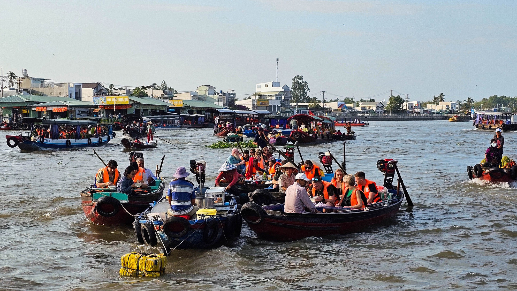 Datos del Servicio de Cultura, Deportes y Turismo de Can Tho muestran que durante los pasados días feriados por el Año Nuevo Lunar, la ciudad recibió unos 398 mil turistas, un aumento interanual del ocho por ciento. Las llegadas a la urbe en 2023 totalizaron casi 5,99 millones (159 mil internacionales), un 17 por ciento más que en 2022.