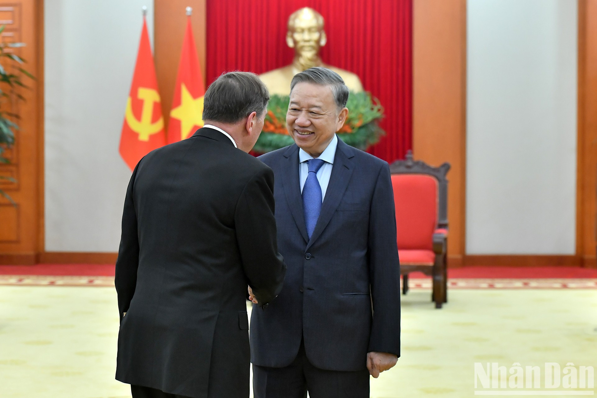 El secretario general del PCV, To Lam, y David H. Petraeus, copropietario y presidente del Instituto Global del Fondo de Inversión KKR.