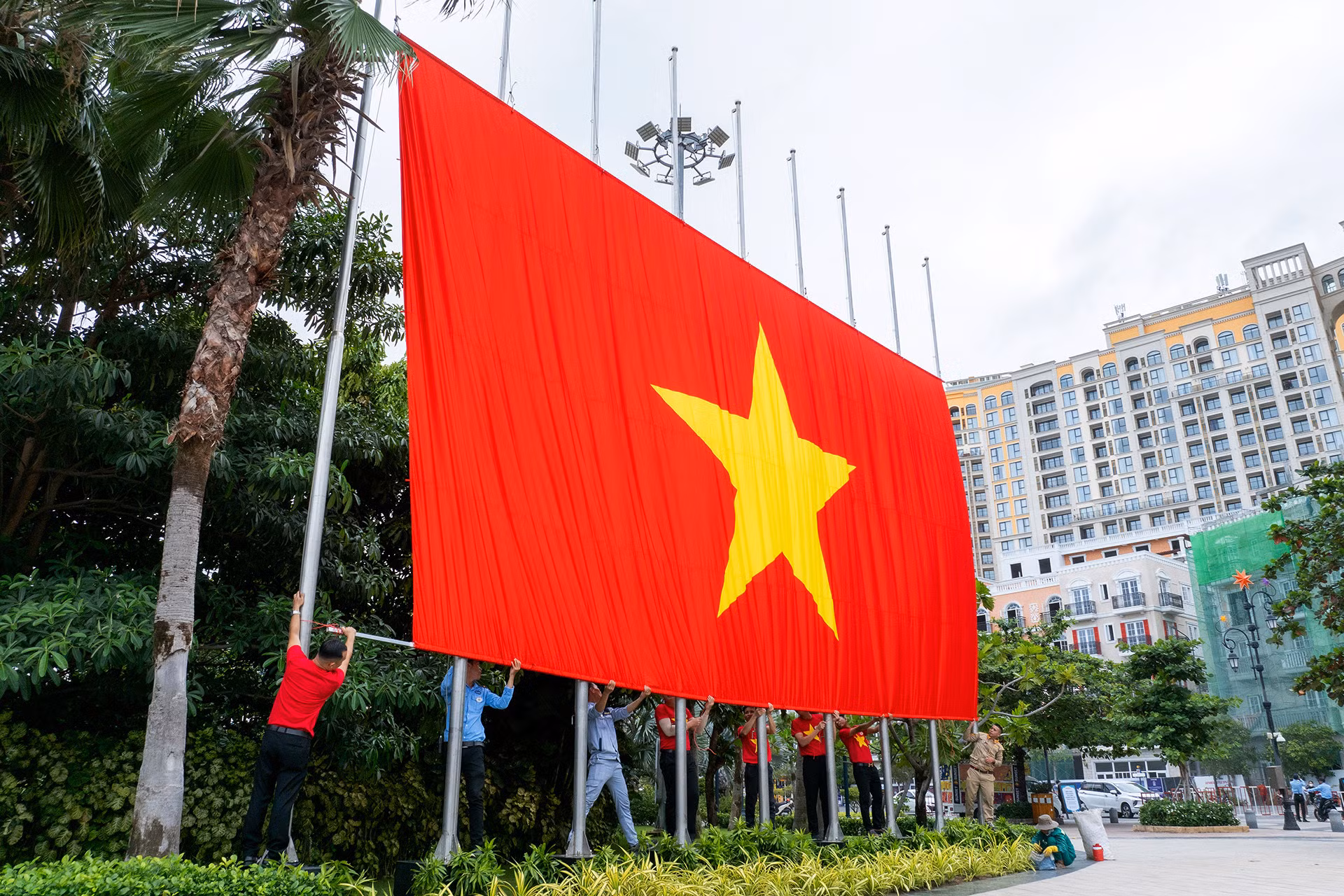 La bandera nacional izada en un rincón de la ciudad insular de Phu Quoc, en la provincia meridional de Kien Giang.