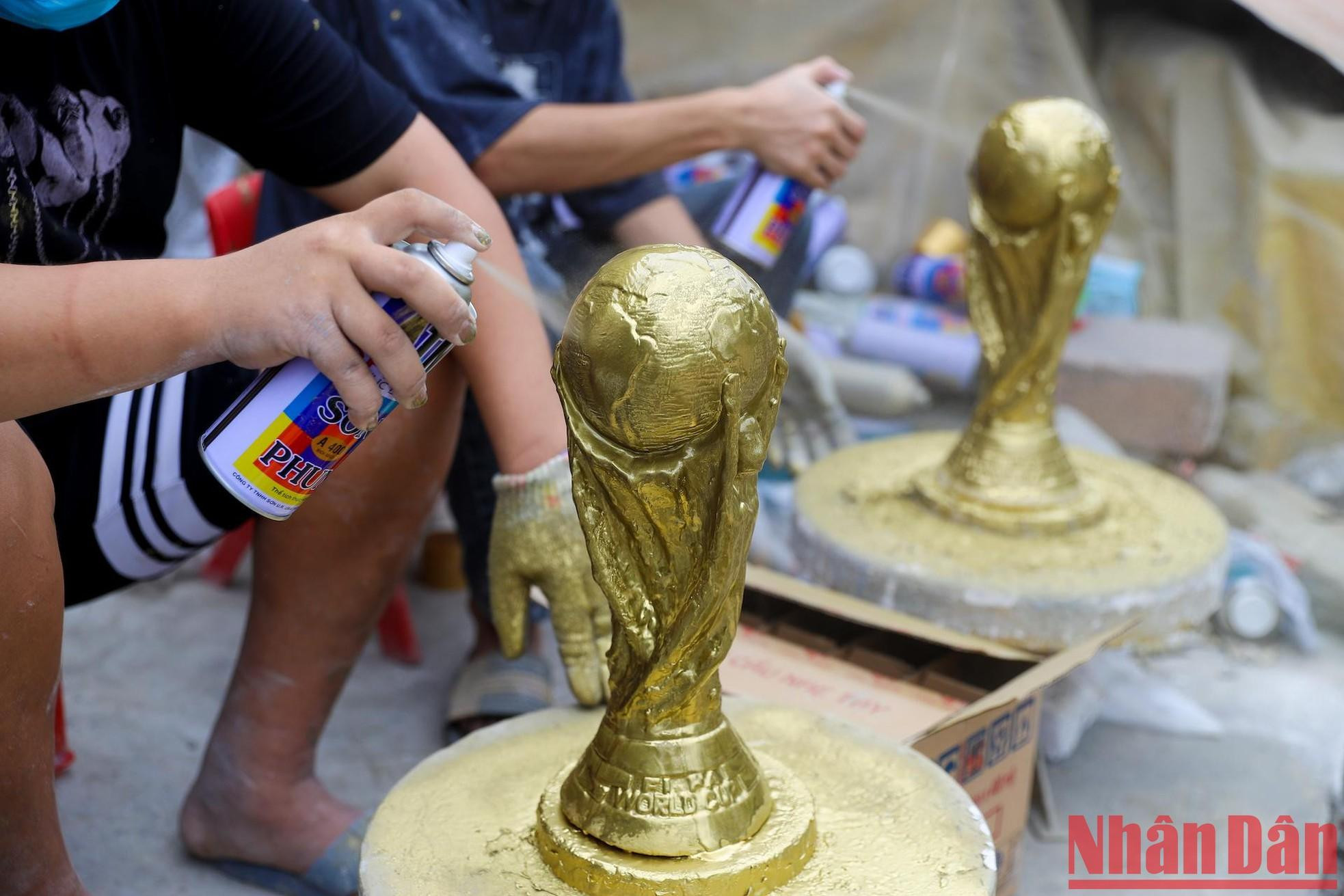 Luego se añade un acabado brillante con fines estéticos y también para proteger la pintura de oro.