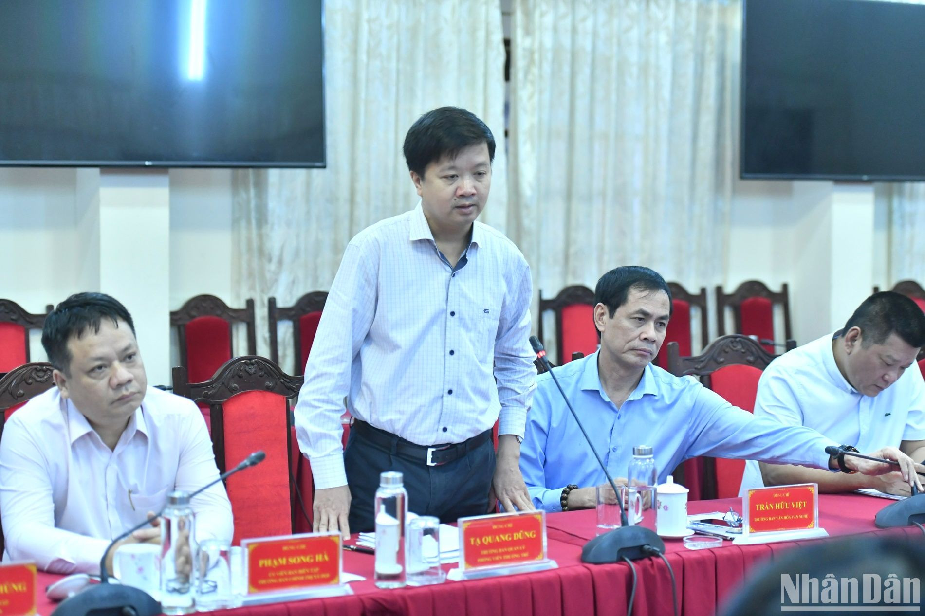 El jefe de la Administración de Corresponsales de Nhan Dan, Ta Quang Dung. El jefe de la Administración de Corresponsales de Nhan Dan, Ta Quang Dung.