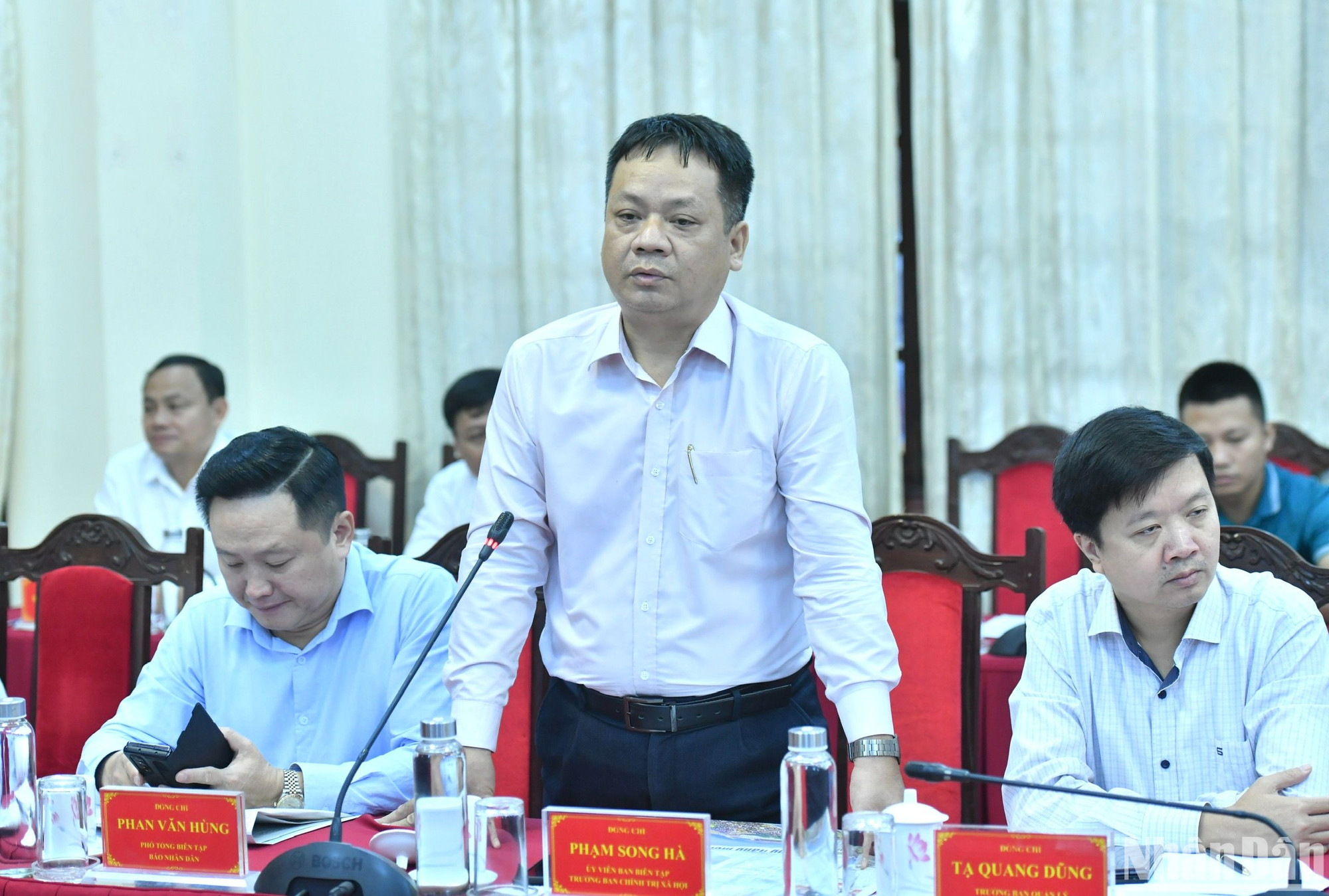 El miembro del Consejo Editorial y jefe de la Redacción de Asuntos Sociopolíticos de Nhan Dan, Pham Song Ha. El miembro del Consejo Editorial y jefe de la Redacción de Asuntos Sociopolíticos de Nhan Dan, Pham Song Ha.