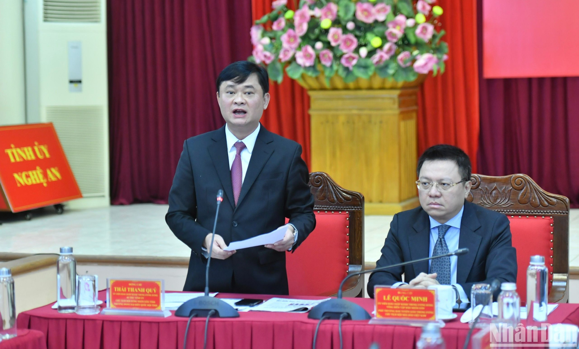 El secretario del Comité partidista en Nghe An, Thai Thanh Quy, informa sobre la situación socioeconómica de la provincia. El secretario del Comité partidista en Nghe An, Thai Thanh Quy, informa sobre la situación socioeconómica de la provincia.