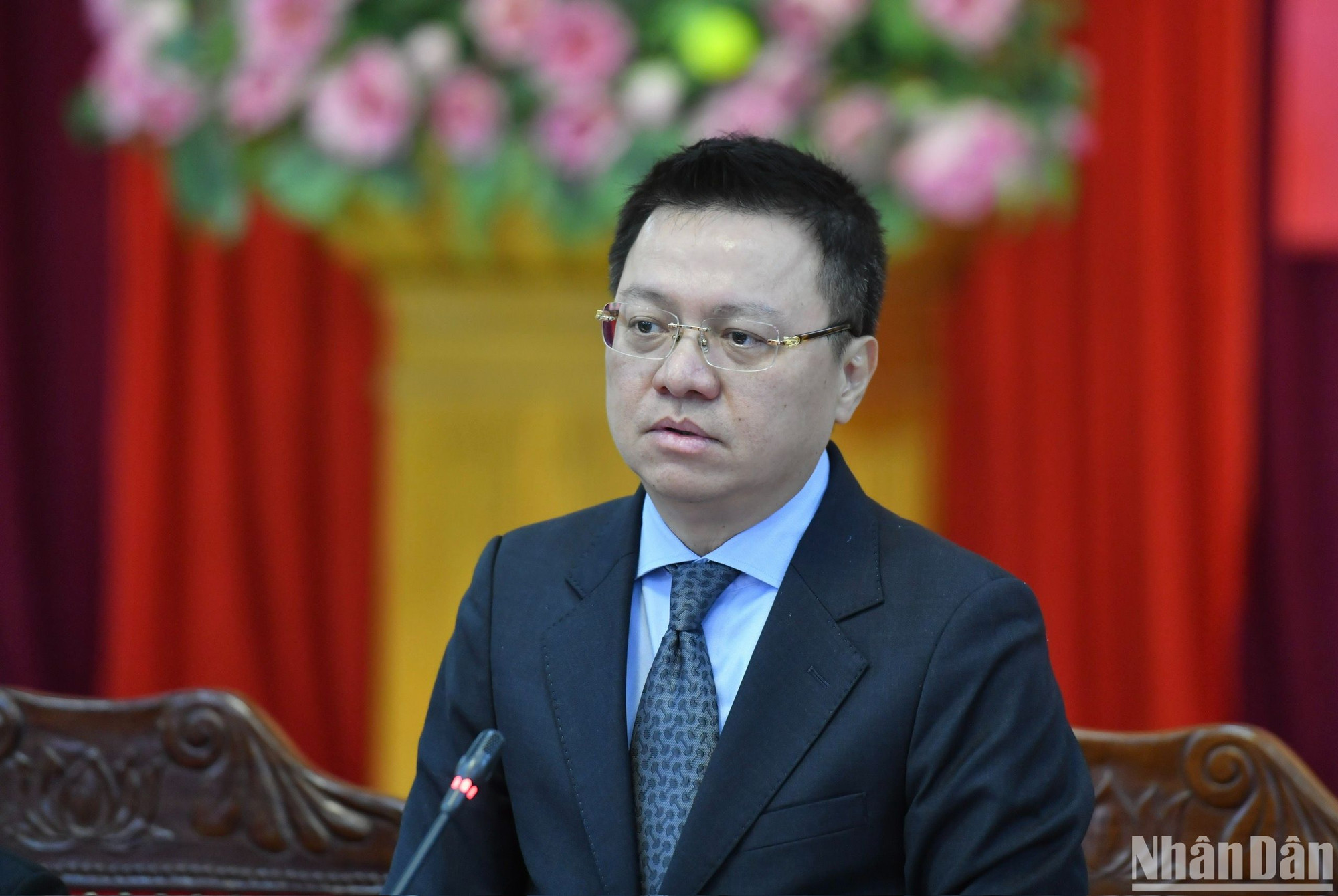 Al revisar la drástica renovación de su periódico en tiempos recientes, Quoc Minh expresa su deseo de que las dos partes sigan colaborando estrechamente para aumentar la difusión sobre Nghe An mediante las publicaciones de Nhan Dan. Al revisar la drástica renovación de su periódico en tiempos recientes, Quoc Minh expresa su deseo de que las dos partes sigan colaborando estrechamente para aumentar la difusión sobre Nghe An mediante las publicaciones de Nhan Dan.
