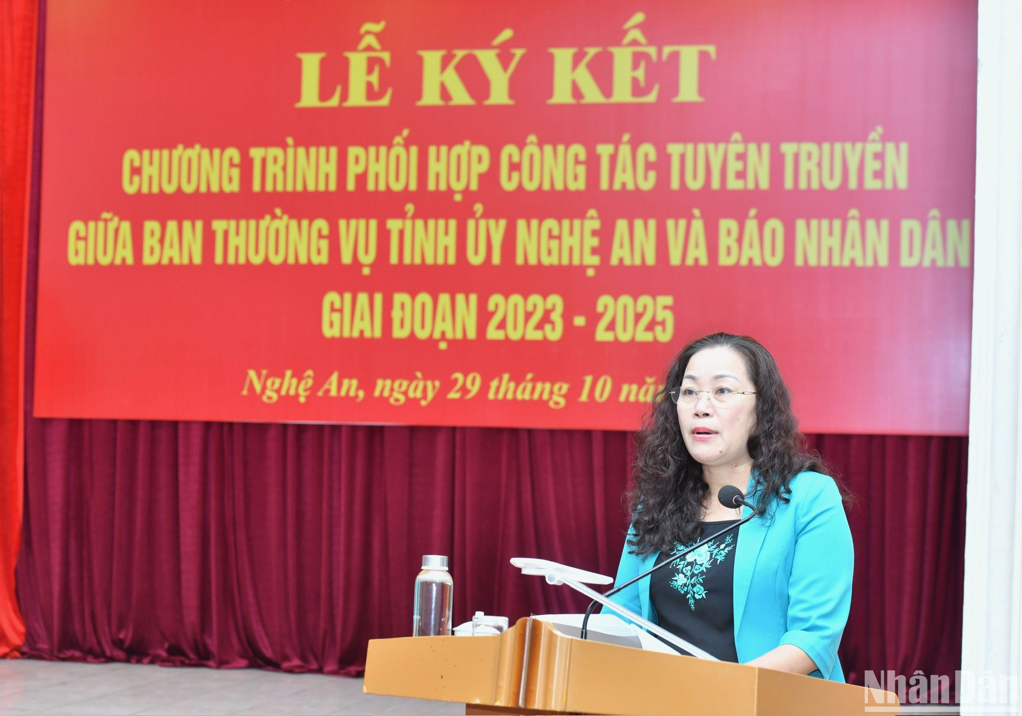 La jefa del Departamento de Comunicación y Educación del Comité partidista provincial, Nguyen Thi Thu Huong, presenta en breve los contenidos del programa. La jefa del Departamento de Comunicación y Educación del Comité partidista provincial, Nguyen Thi Thu Huong, presenta en breve los contenidos del programa.